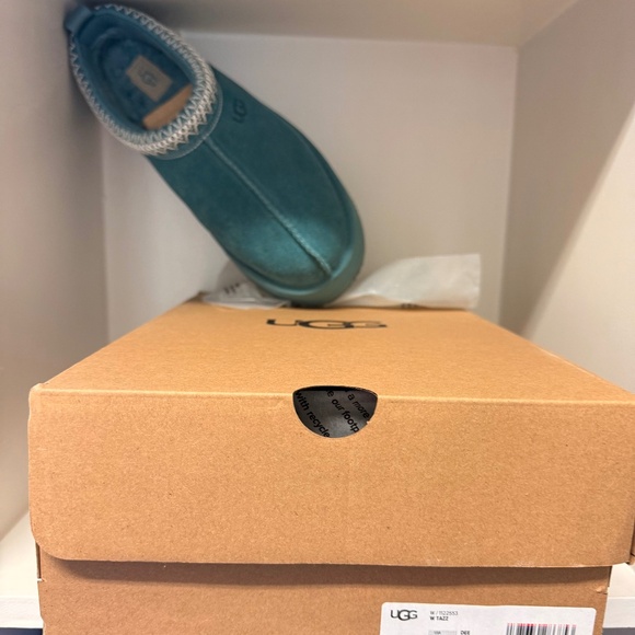 New condition (worn only 1 time) with box Ugg Teal Tazz shoes. - Picture 2 of 5